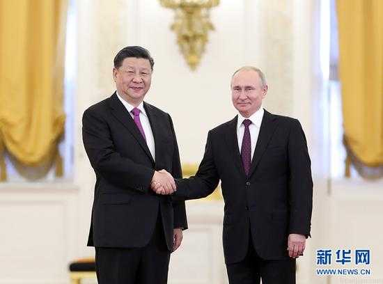  6月5日，国家主席习近平在莫斯科克里姆林宫同俄罗斯总统普京会谈。这是会谈前，两国元首紧紧握手，合影留念。 新华社记者 丁海涛 摄